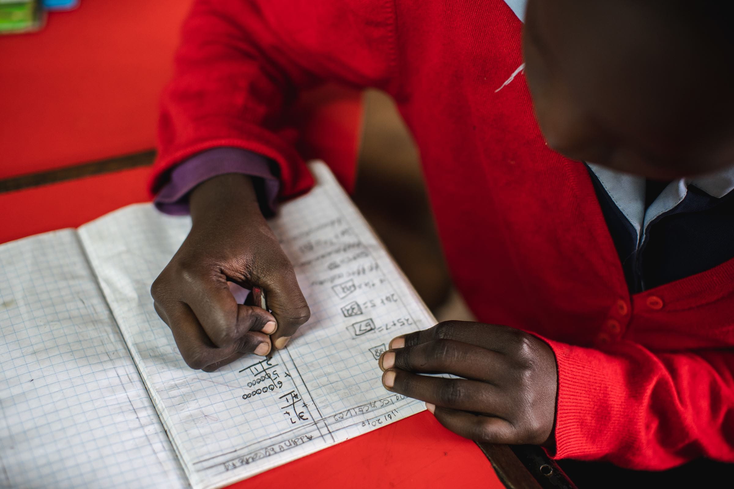 Junge ist über ein Heft gebeugt und schreibt darin (Quelle: Kindernothilfe) Junge ist über ein Heft gebeugt und schreibt darin (Quelle: Kindernothilfe)