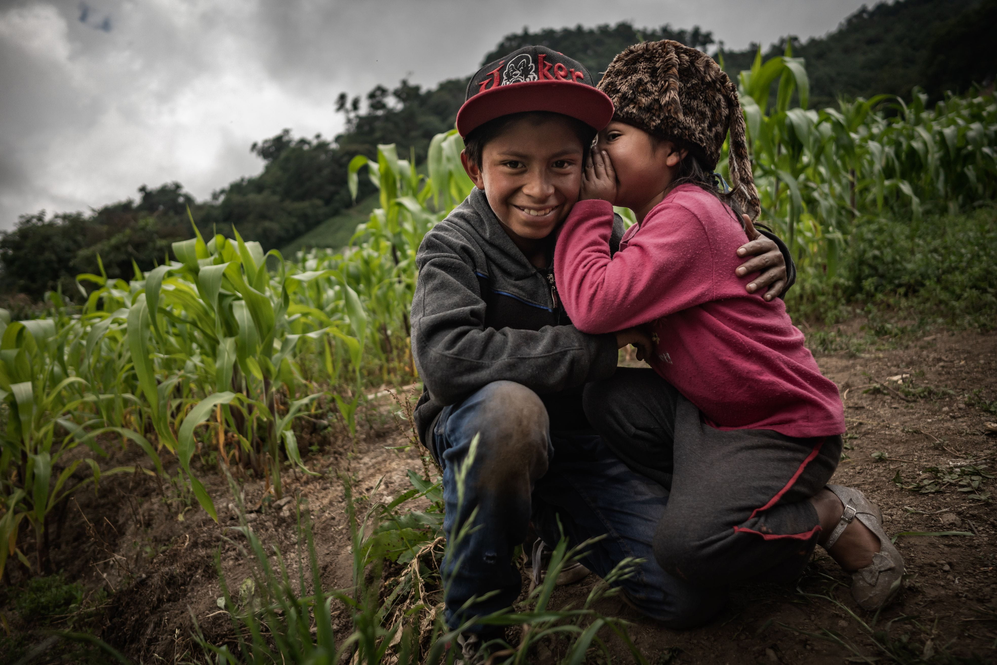 Gualtematekisches Mädchen flüstert einem jungen etwas ins Ohr (Quelle: Jakob Studnar)