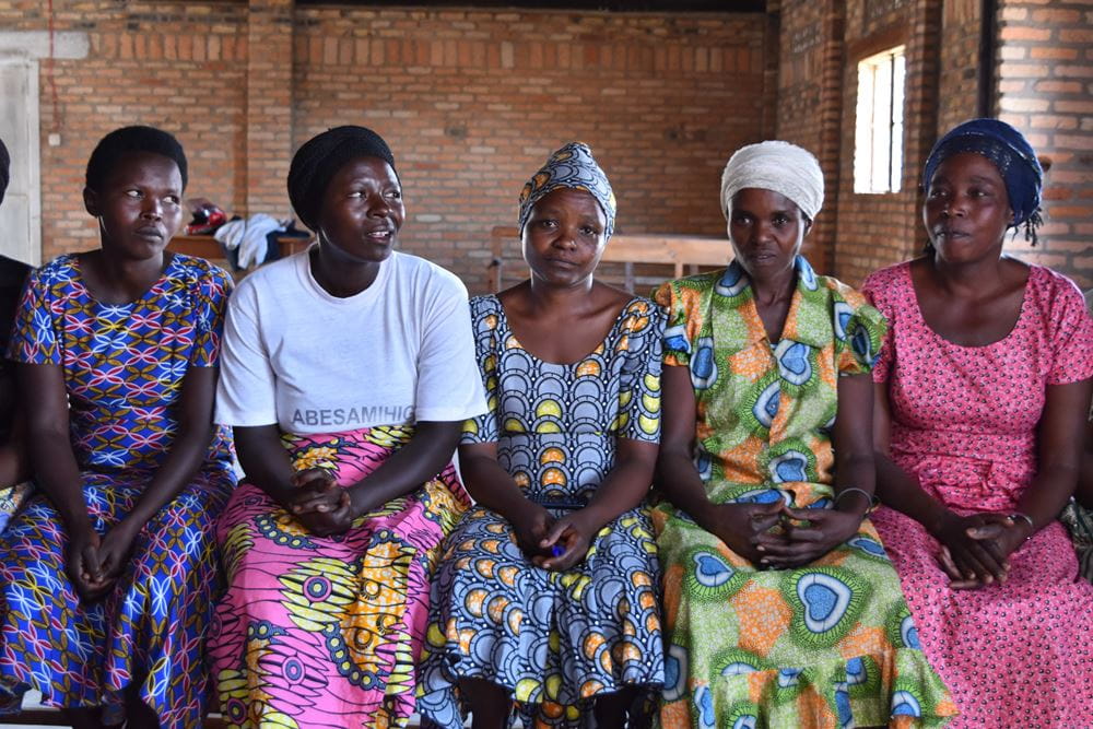 Fünf Frauen einer Selbsthilfegruppe sitzen nebeneinander (Quelle: Andreas Wagner) Five women of a self-help group sit next to each other (Source: Andreas Wagner)