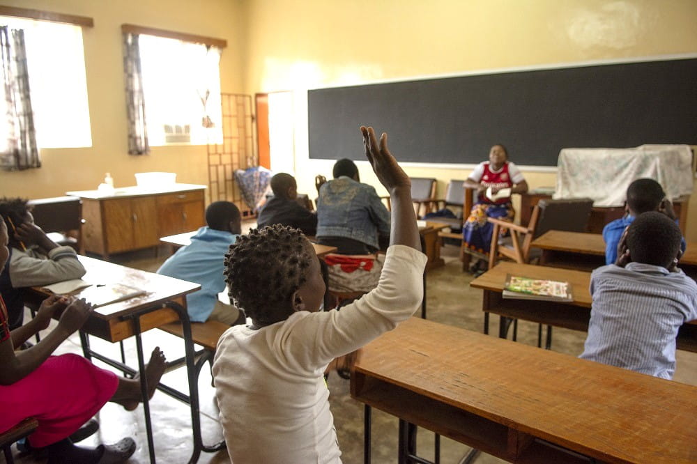 Reading time in the library of the Tikondane project (Source: Christian Nusch)