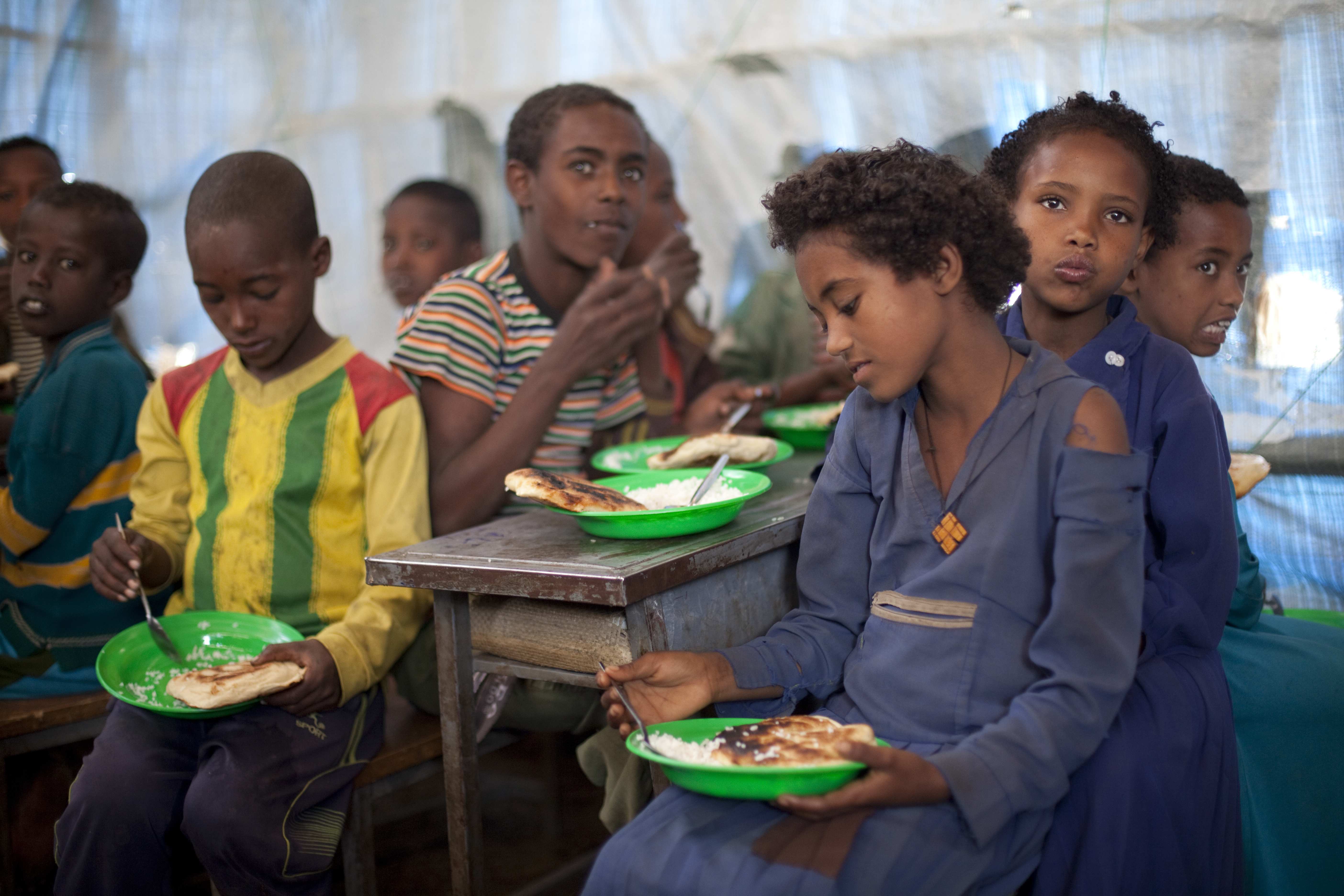Girls and boys eat in a school in Ethiopia – Humanitarian aid for victims of drought (Quelle: Frank Rothe)