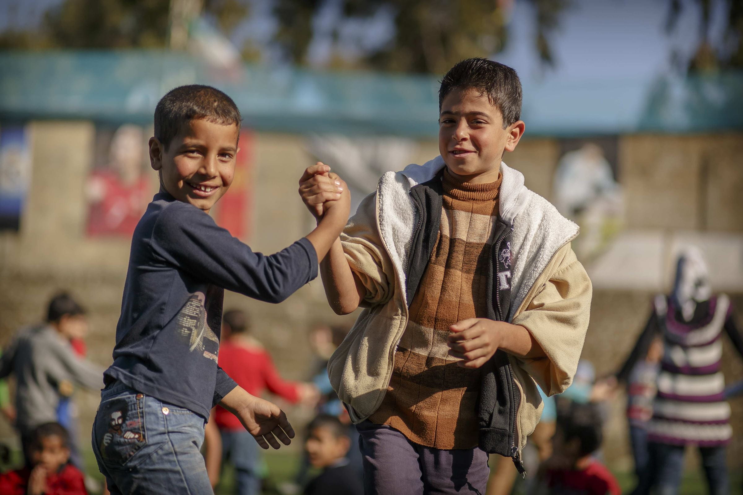 Zwei Jungs geben sich die Hand (Quelle:Kindernothilfe) Zwei Jungs geben sich die Hand (Quelle:Kindernothilfe)