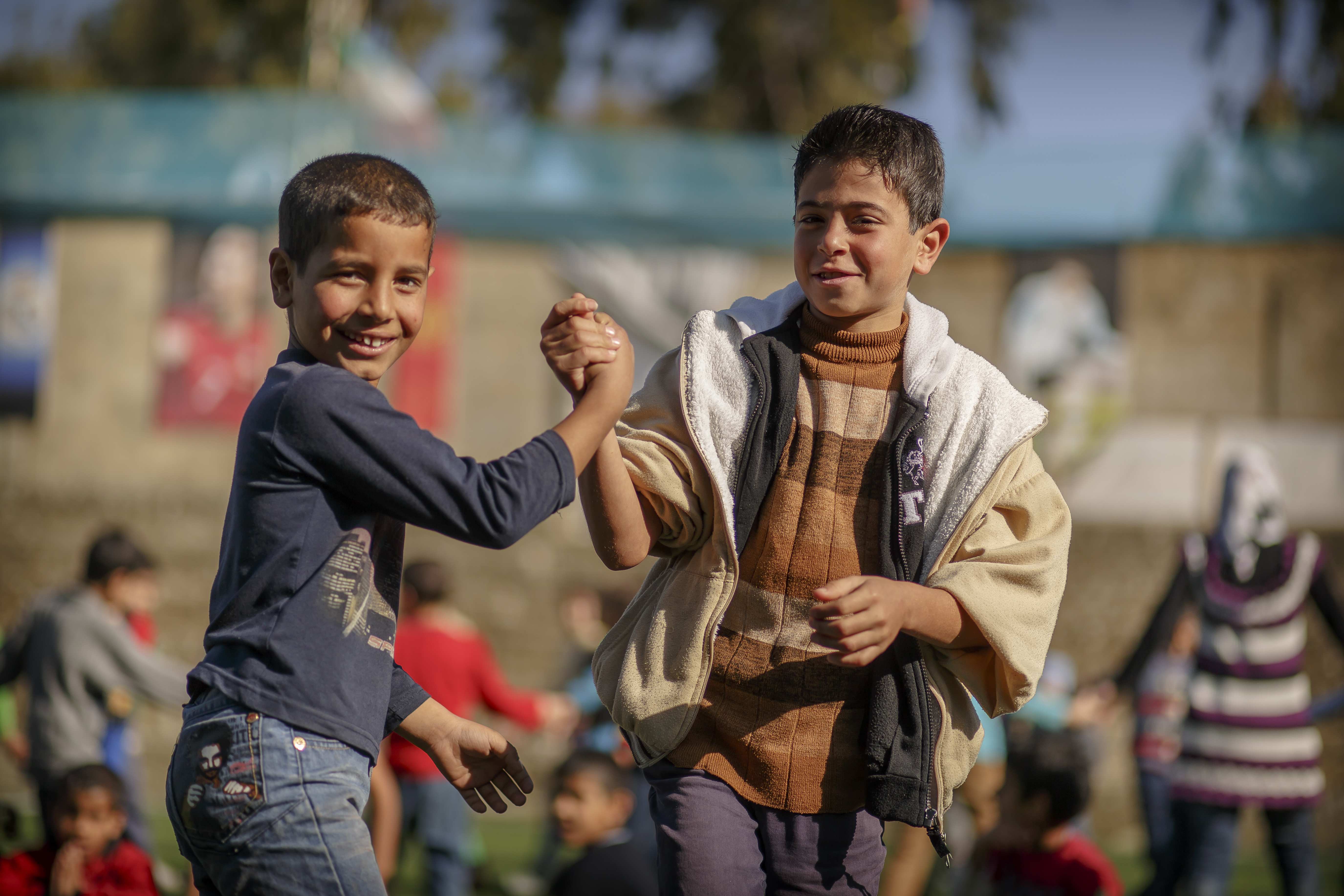 Zwei Jungs geben sich die Hand (Quelle:Kindernothilfe) Zwei Jungs geben sich die Hand (Quelle:Kindernothilfe)