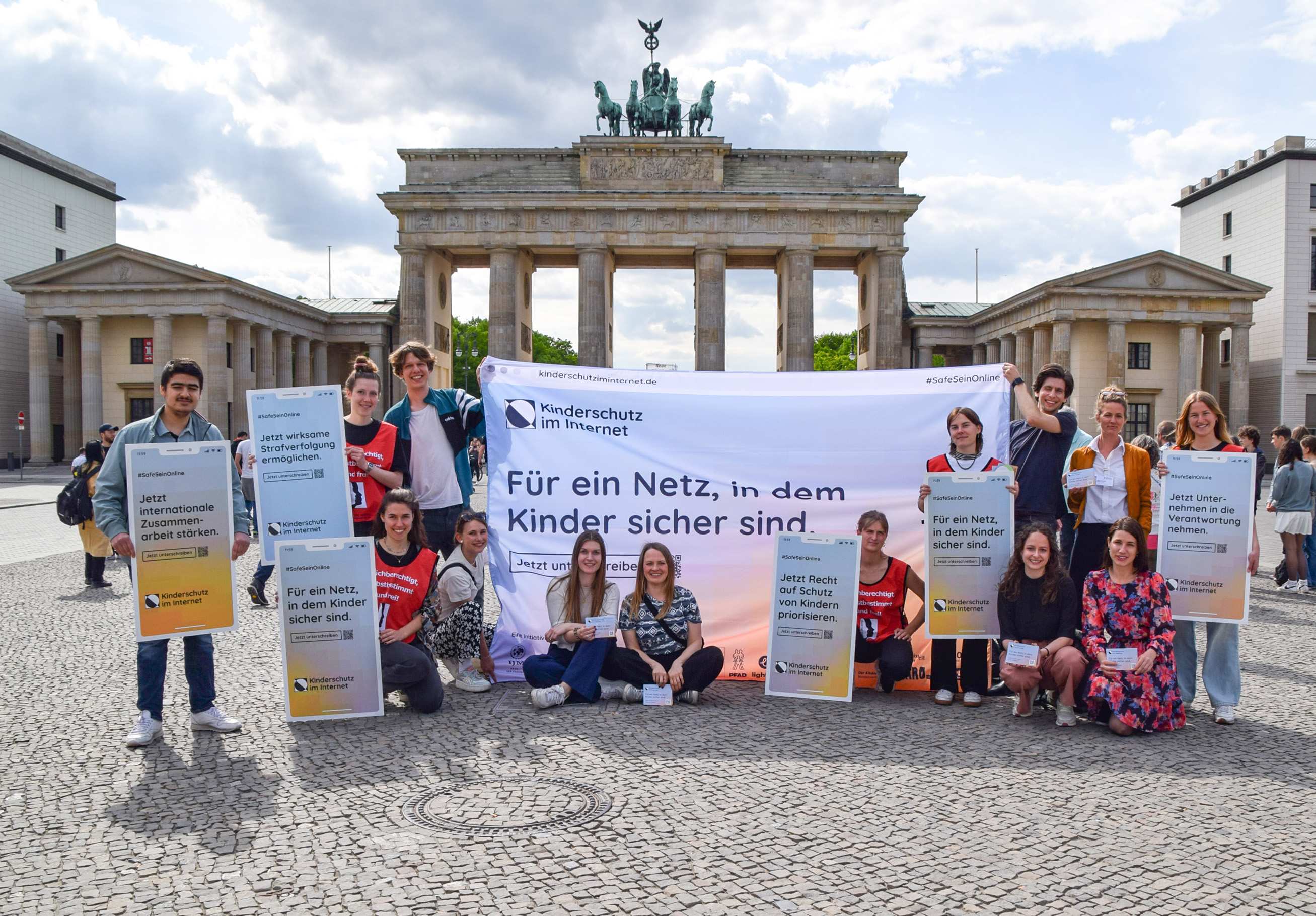 Fotoaktion am Brandenburger Tor in Berlin zur Petition "Kinderschutz im Internet"