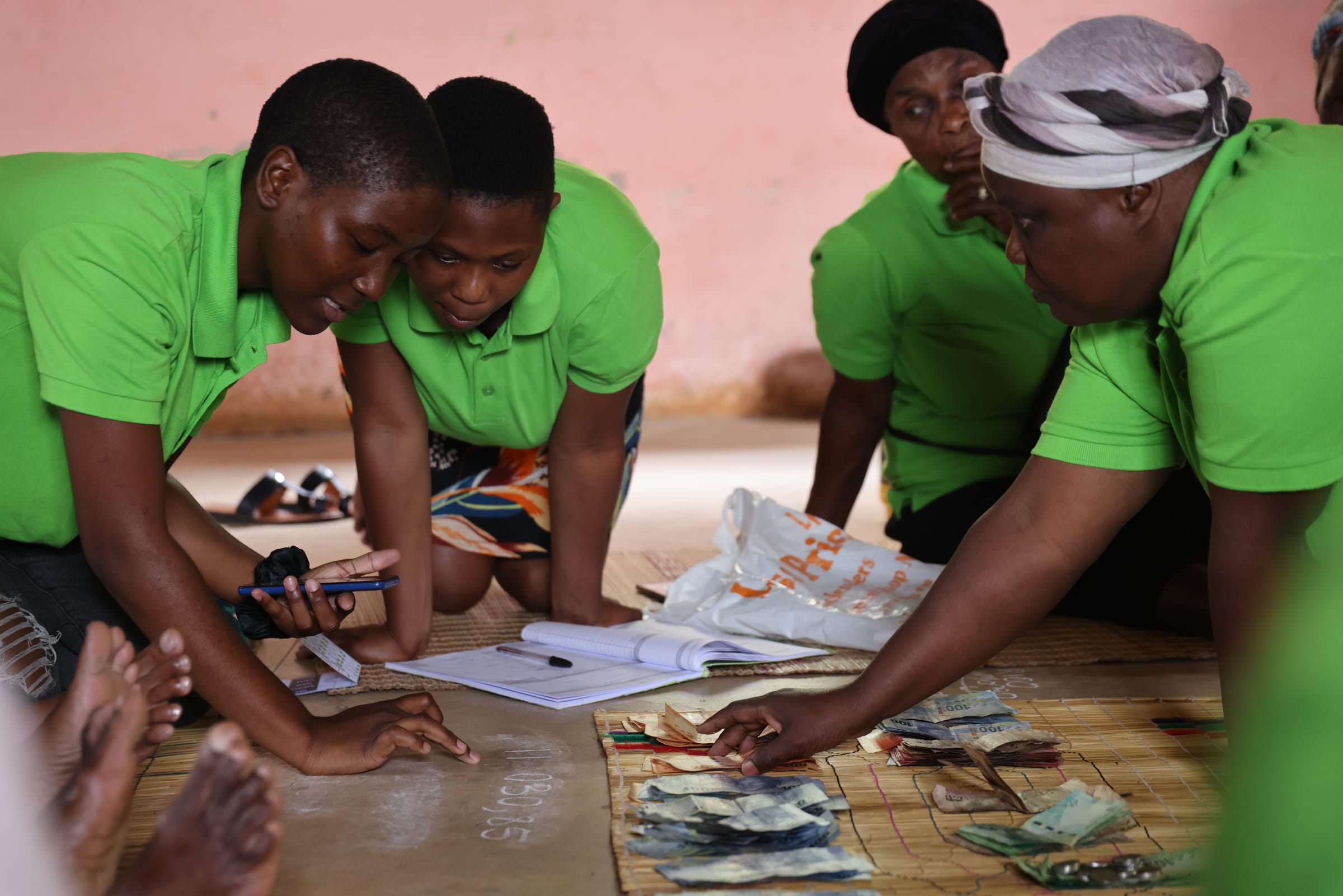A self help group distributes their savings to strengthen each other economically (Source: Ludwig Grunewald/KNH)