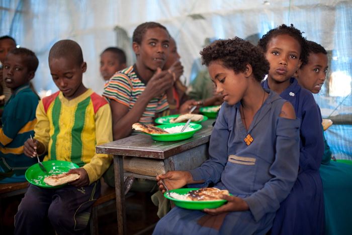 Girls and boys eat in a school in Ethiopia – Humanitarian aid for victims of drought (Quelle: Frank Rothe)