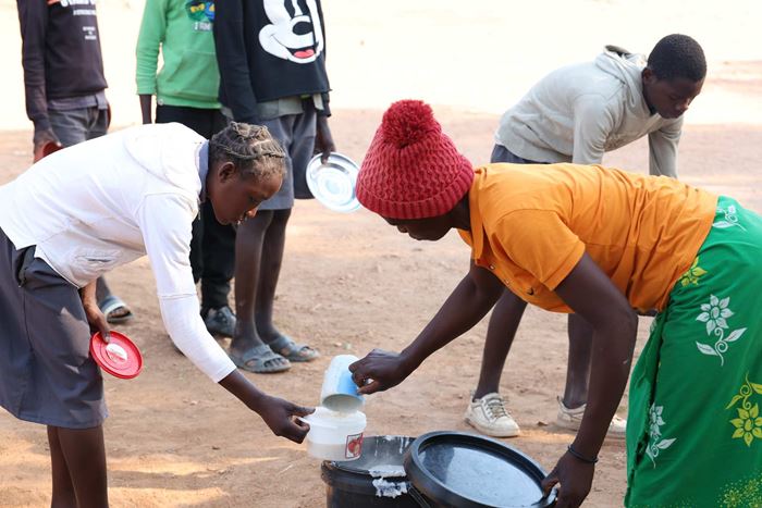 Dürre und Trinkwasserknappheit in Sambia:
Schulspeisungen an der Pangwe Primary School: Namashoba Village (61388)
Project, Dürre, Ernährung, Ernährungssicherung, Essensausgabe, HuHi, Humanitäre Hilfe, Klimawandel, Namashoba Village, Pangwe Primary School, Primary School, Sambia, School Feeding Programme, Schule, Schulspeisung, Schulspeisungen, Trinkwasser, Trinkwasserknappheit, Trockenheit, Verteilaktion, Adult, Boy, Bracelet, Child, Hand, Hat, Male, Man, Person, Shoe
Dürre und Trinkwasserknappheit in Sambia:.Schulspeisungen an der Pangwe Primary School: Namashoba Village (61388) Dürre und Trinkwasserknappheit in Sambia:
Schulspeisungen an der Pangwe Primary School: Namashoba Village (61388)
Project, Dürre, Ernährung, Ernährungssicherung, Essensausgabe, HuHi, Humanitäre Hilfe, Klimawandel, Namashoba Village, Pangwe Primary School, Primary School, Sambia, School Feeding Programme, Schule, Schulspeisung, Schulspeisungen, Trinkwasser, Trinkwasserknappheit, Trockenheit, Verteilaktion, Adult, Boy, Bracelet, Child, Hand, Hat, Male, Man, Person, Shoe
Dürre und Trinkwasserknappheit in Sambia:.Schulspeisungen an der Pangwe Primary School: Namashoba Village (61388)