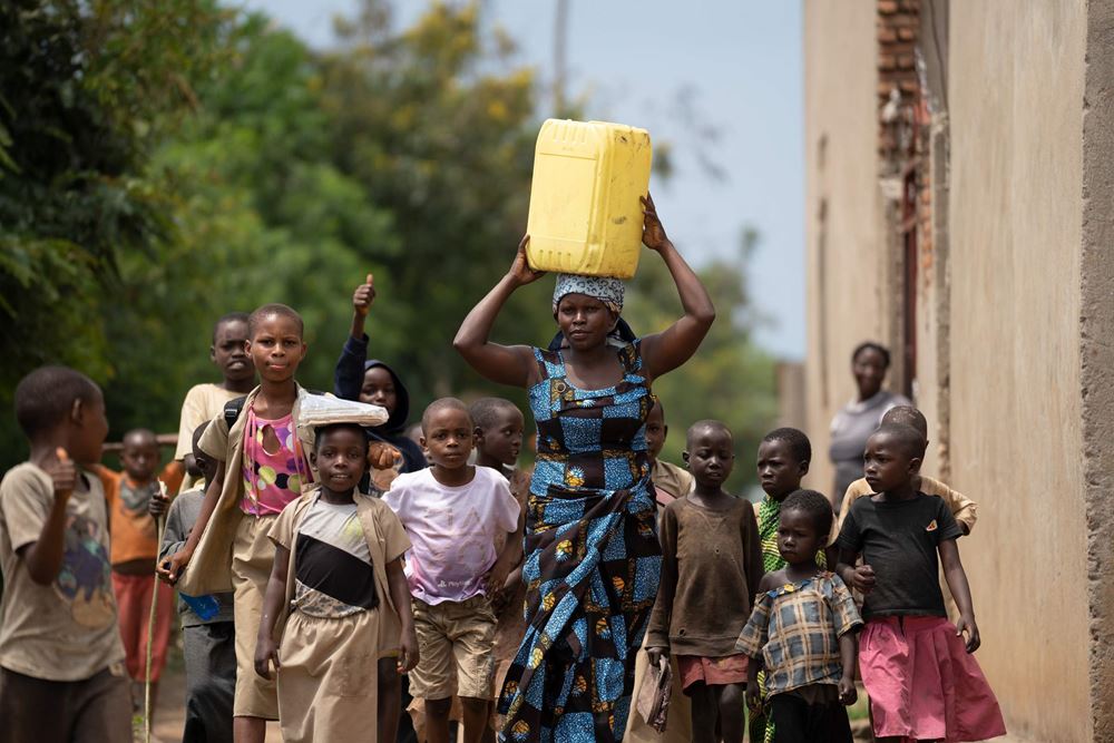 Maman Lumière holt Wasser
Journalistenreise von Katharina Nickoleit und Christian Nusch nach Burundi A women with a water canister on her head walks in a group of children (Source: Christian Nusch)