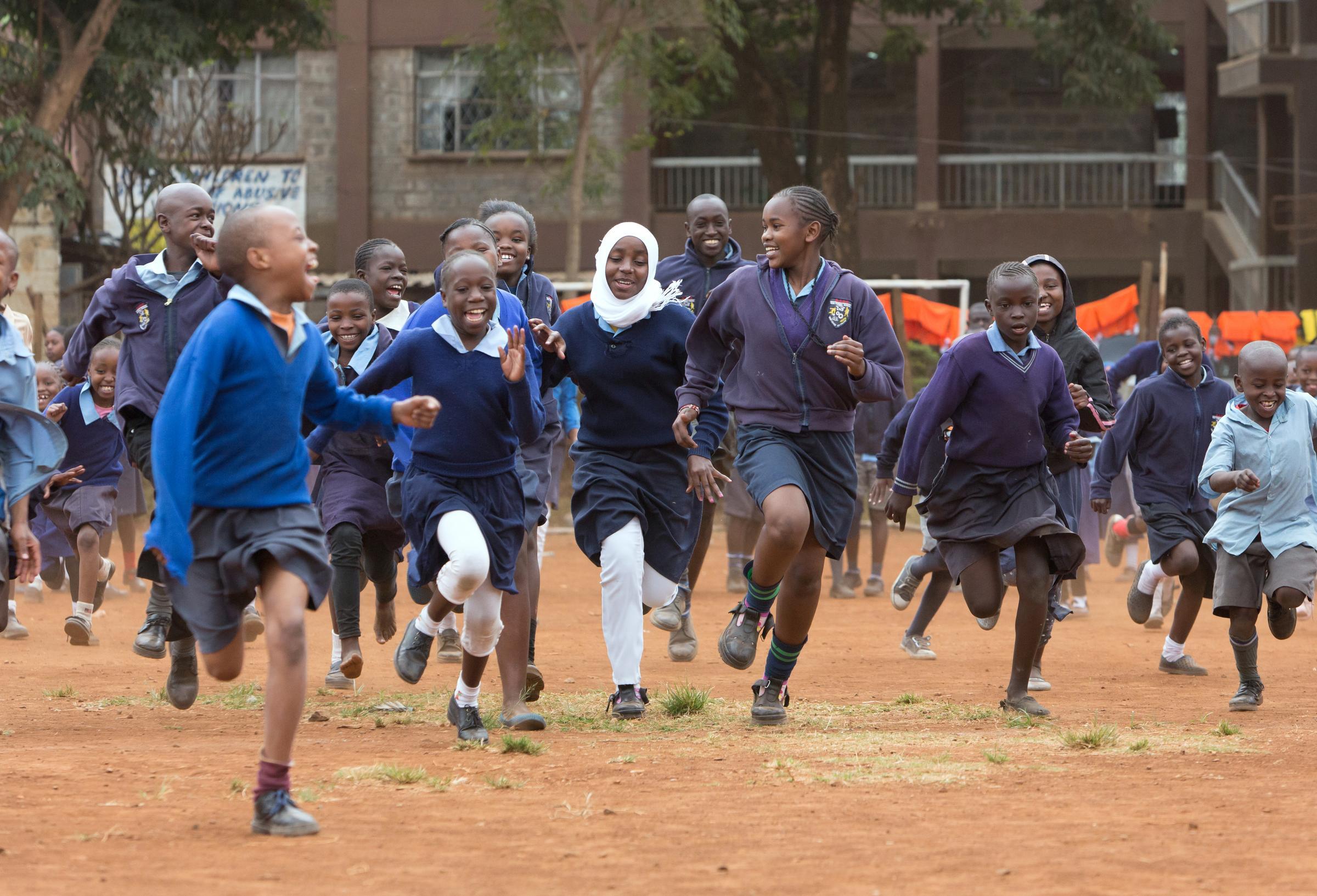 Children run in a school yard (Foto: Stefan Trappe)