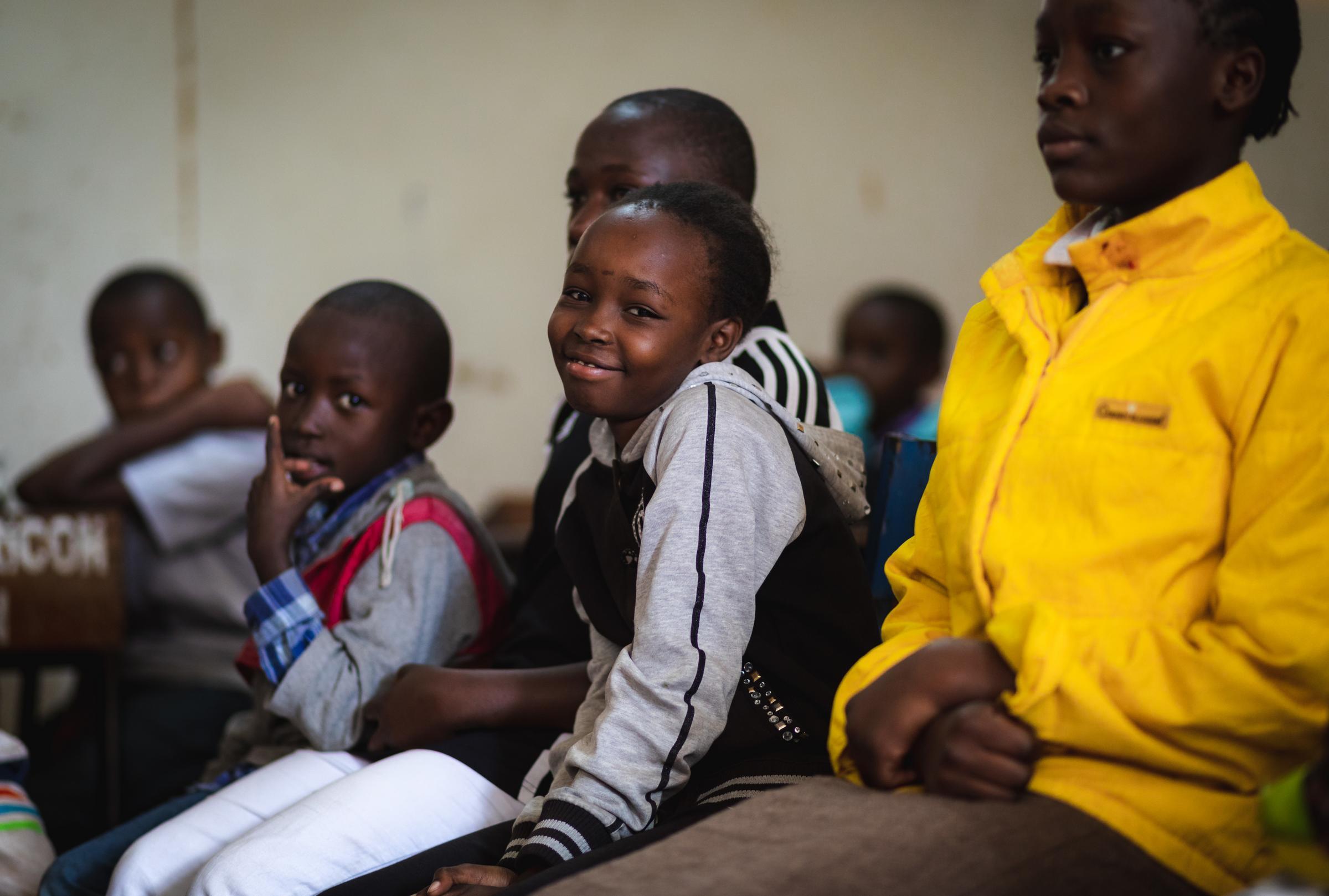 Pupils from Kenya. A girl smiles into the camera (source: Lars Heidrich)