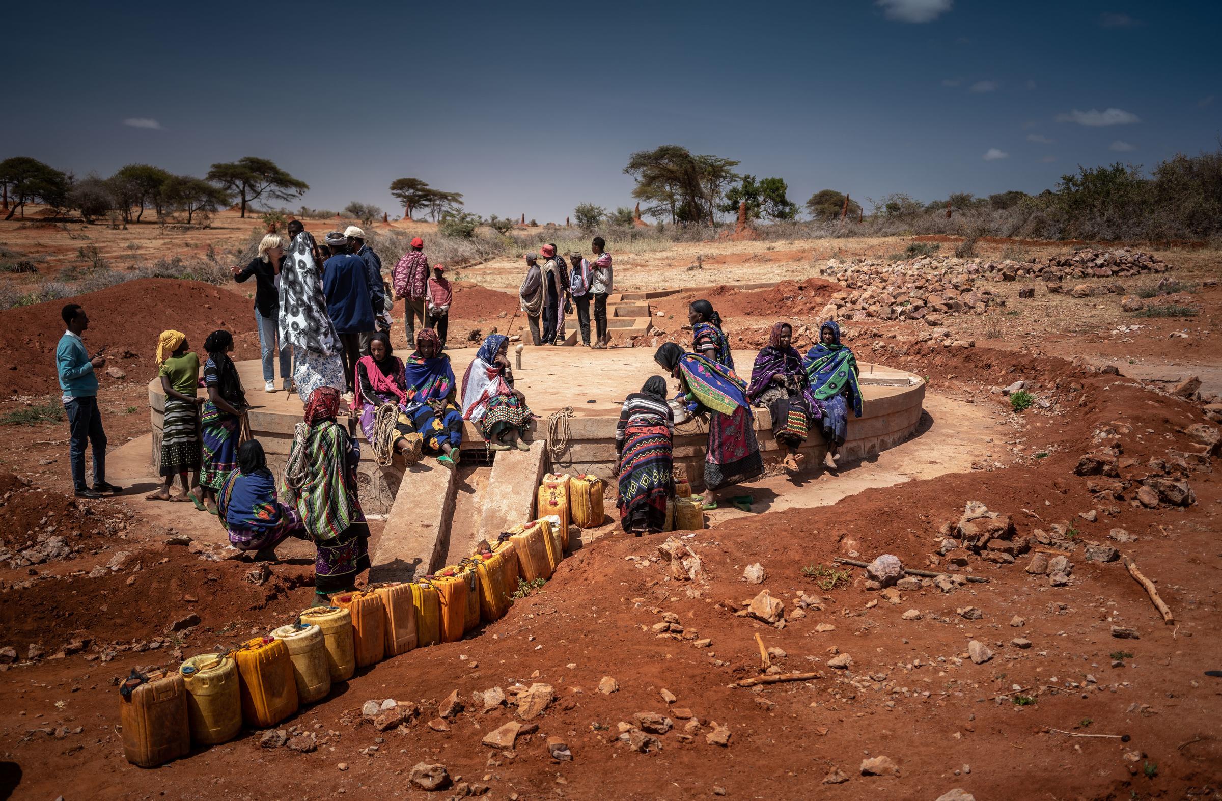 Women fill their water canisters at a cistern in Ethiopia (Quelle: Jakob Studnar)