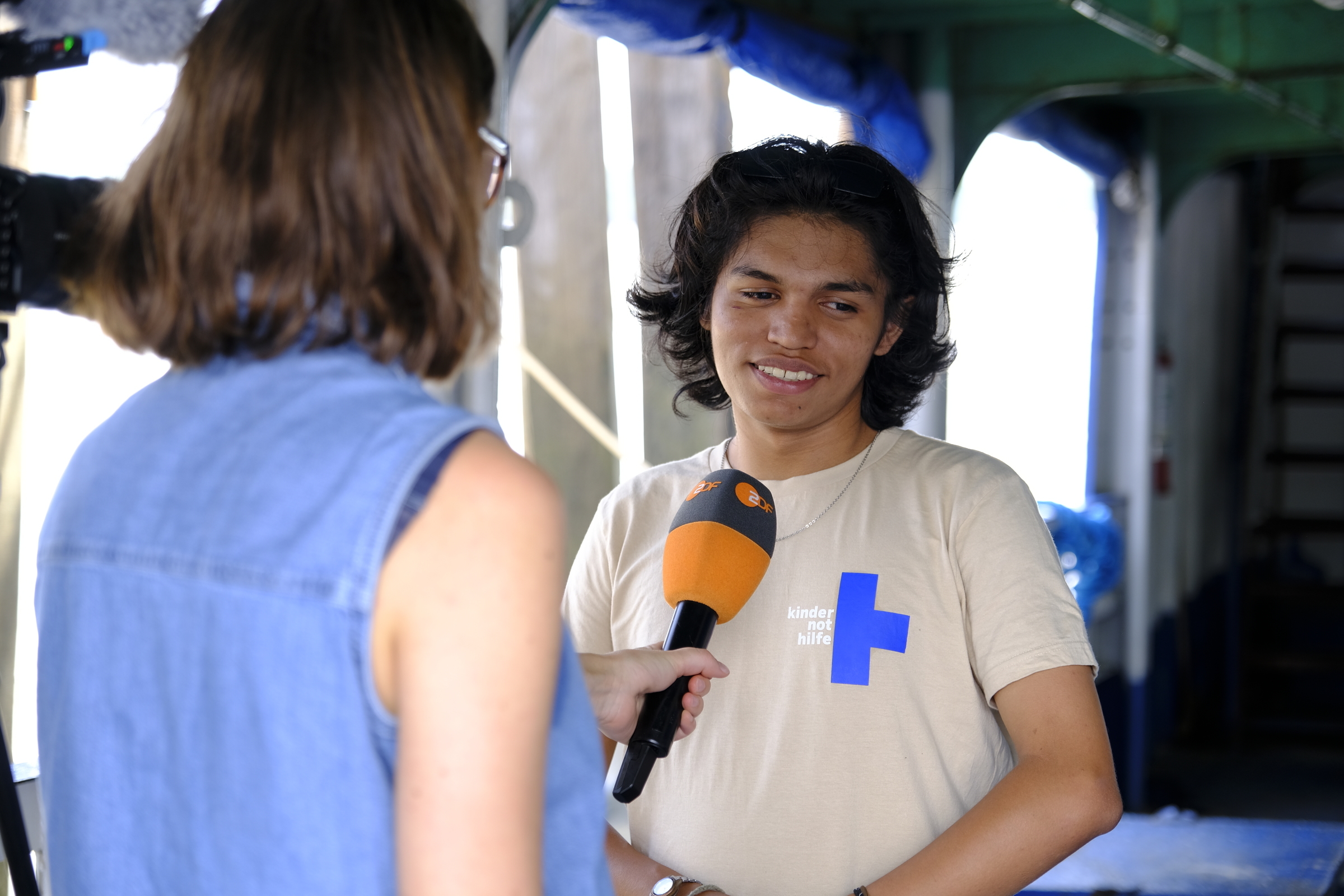 ZDF interviews a young adult of a KNH project in Brazil (Source: Katharina Draub/Kindernothilfe)