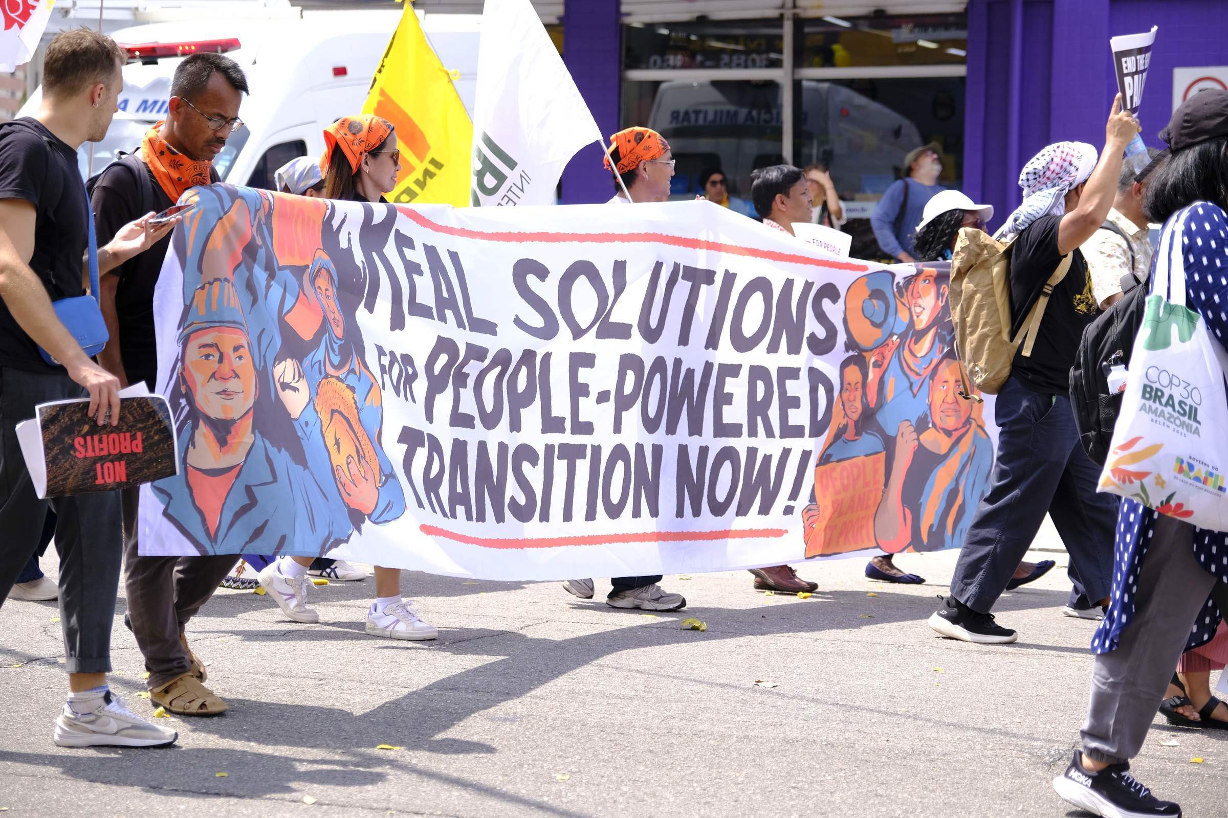 March in Bélem of demonstrators demanding "Real solutions for people-powered transitions now" (Source: Katharina Draub/Kindernothilfe)