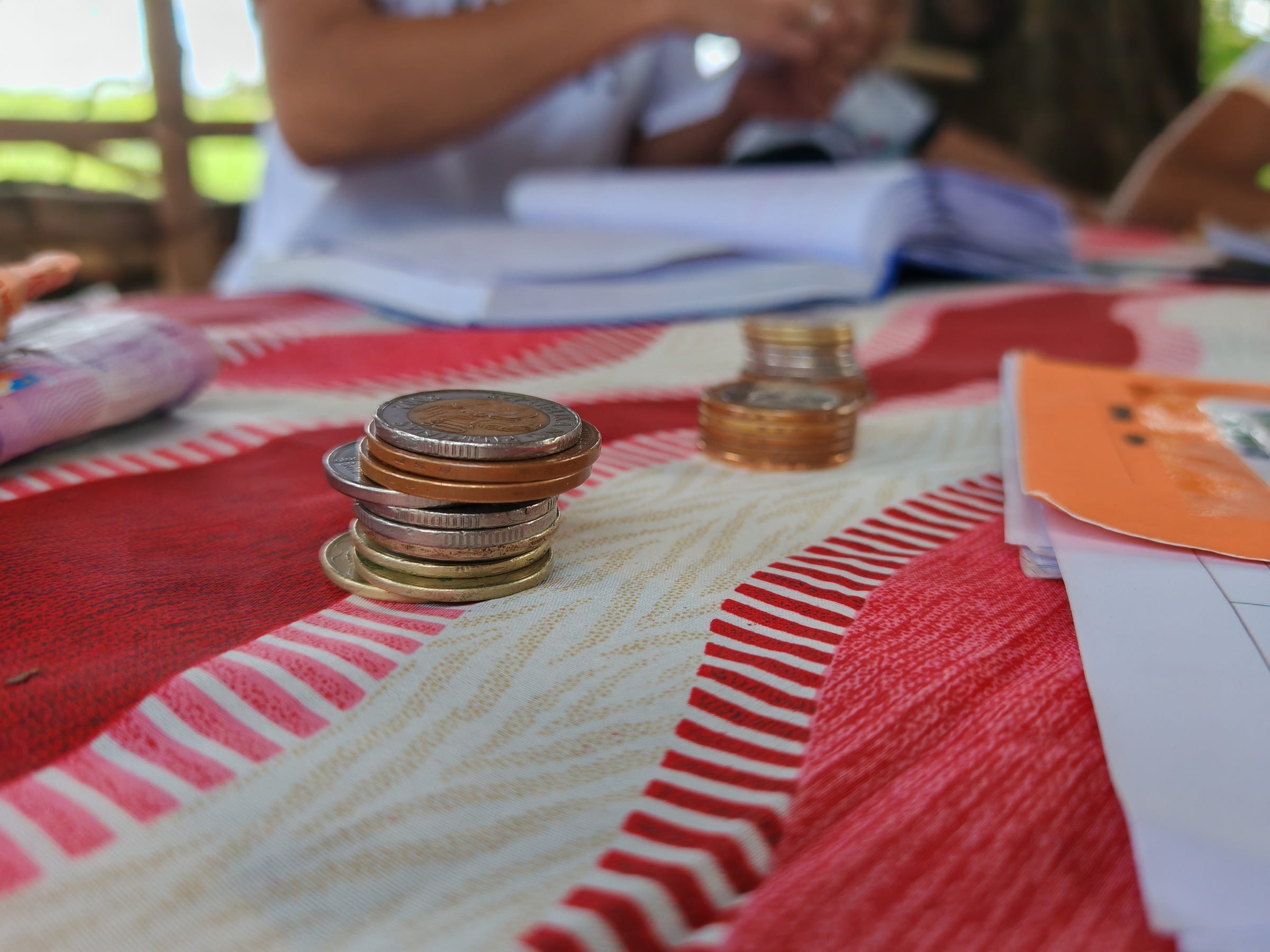 Small stacks of coins (Source: Kindernothilfe-Partner)