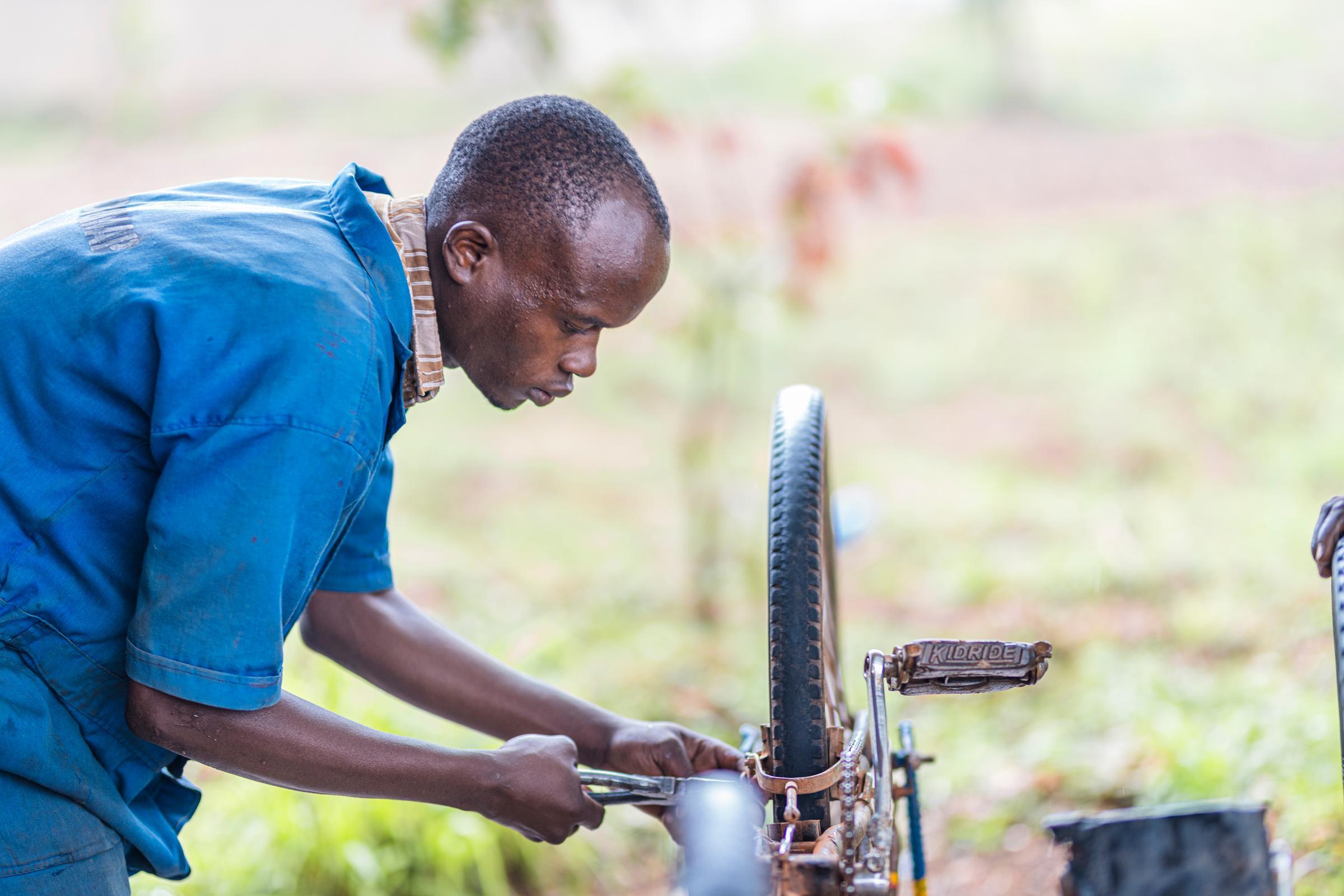 A teenager repairs a bike, Community-Based Training (Quelle: Martin Bondzio)