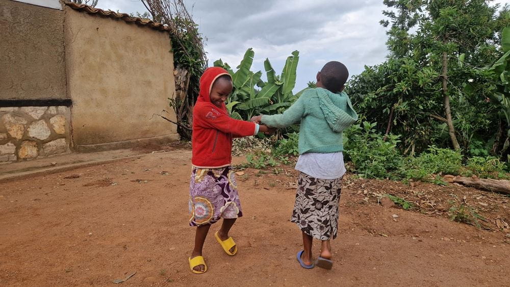 30. Jahrestag des Genozids in Ruanda (7. April 1994): Interview mit Solange
weitere Infos zu Solange siehe Kommentarspalte Two children play outside and hold hands (Source: Jessica Jung)