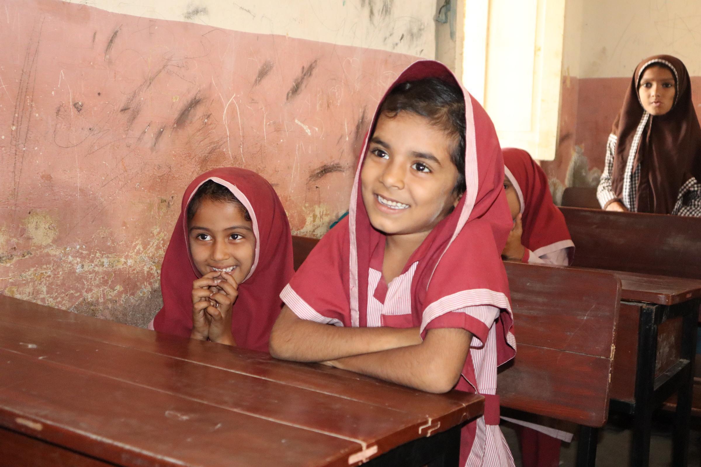 Two girls at a school desk (Quelle: Research & Development Foundation Kindernothilfe)