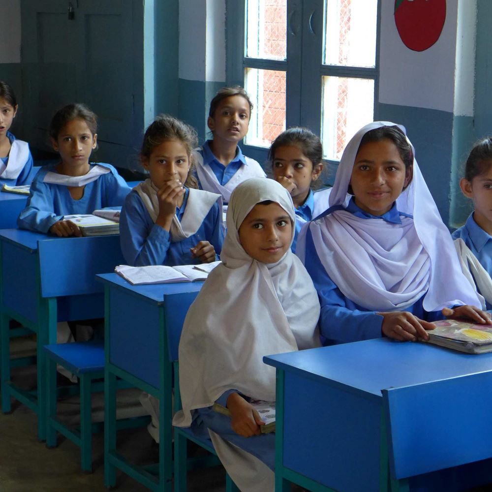 Girls in blue school uniforms in a class room (Source: Anja Oßwald)