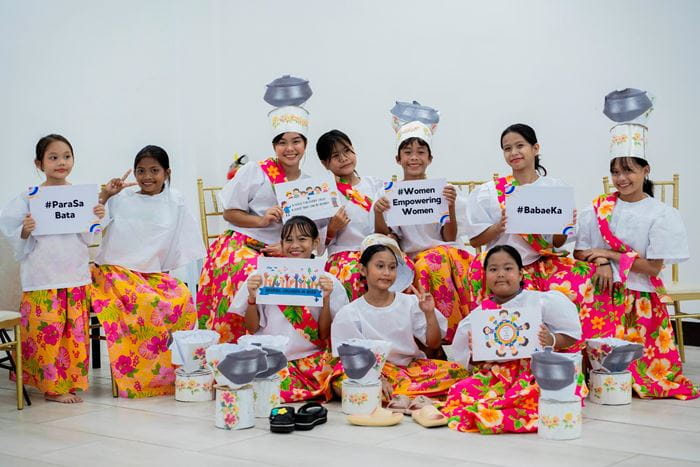 Daughters of a self help group forum hold posters with statements about children's and women's rights (Source: Kindernothilfe-Partner)