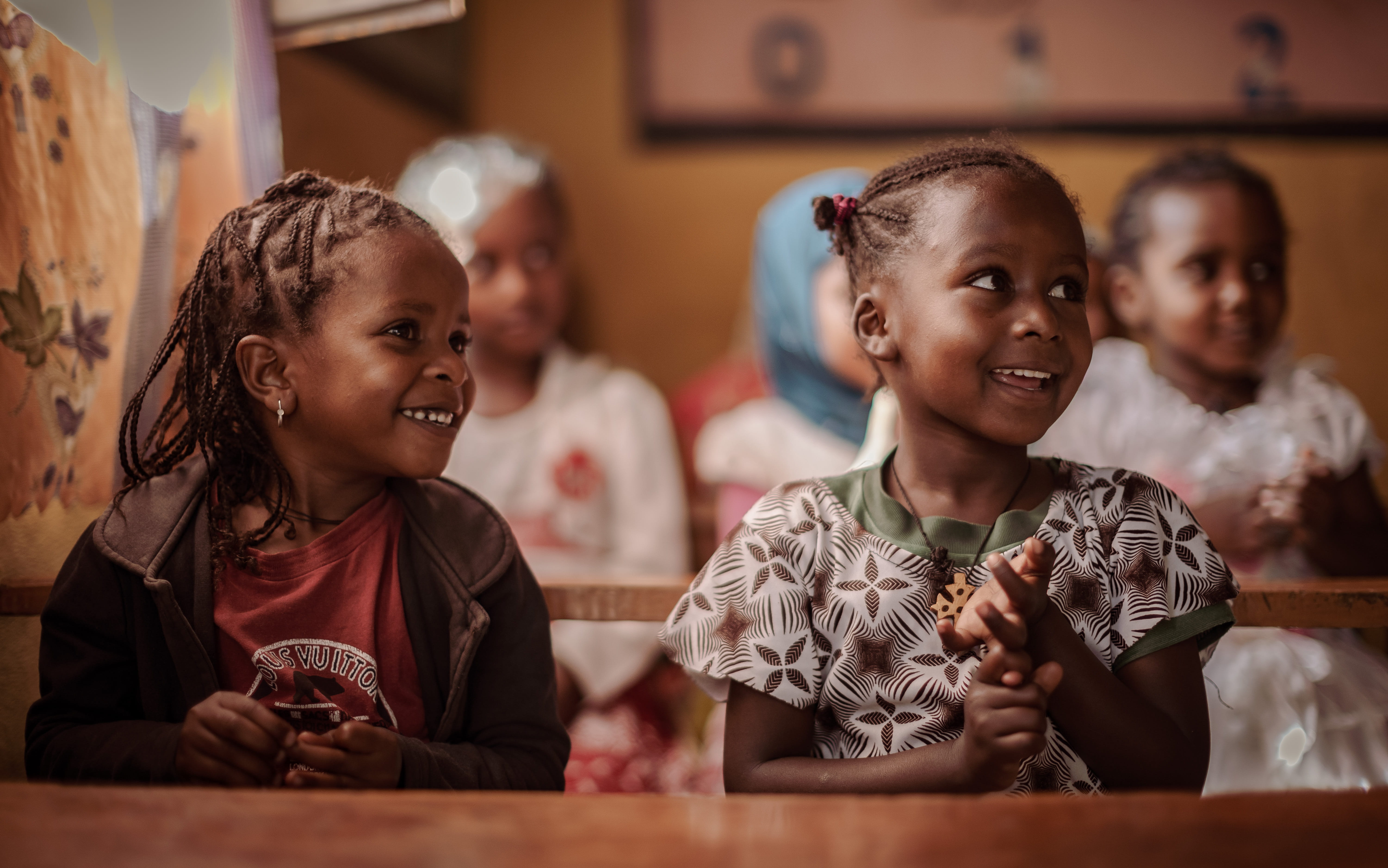 Two girls from Ethiopia pay attention in class (Quelle: Jakob Studnar)