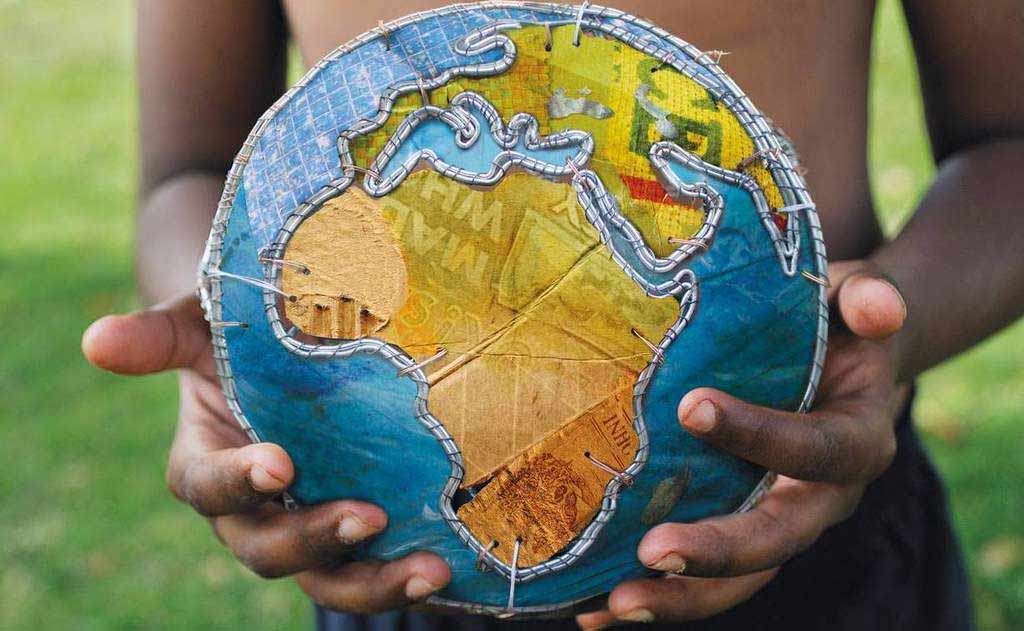 Un niño sostiene un globo terráqueo